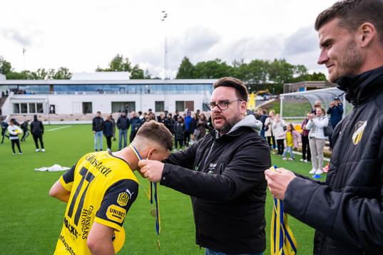 Häckens Semir Bosnic får sin guldmedalj