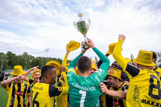 Häckens spelare jublar med pokalen