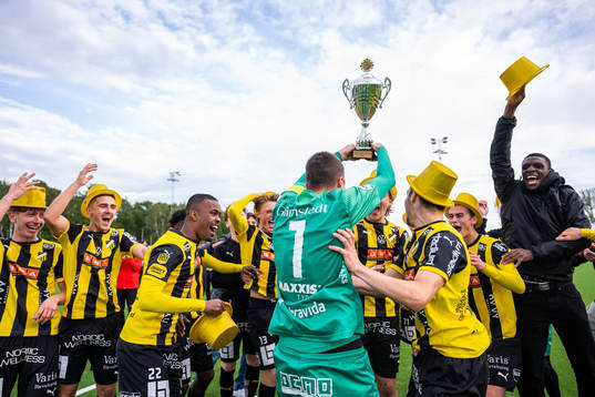 Häckens spelare jublar med pokalen