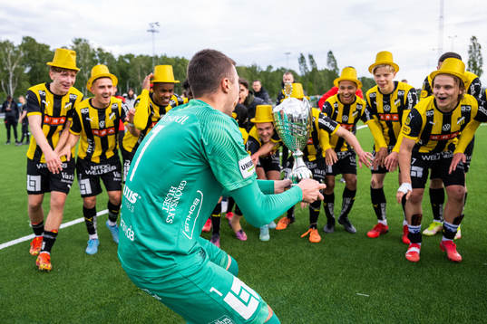 Häckens målvakt Sebastian Banozic jublar med pokalen framför lagkamrater
