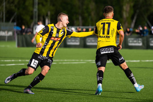 Häckens Oskar Ruuska jublar med Semir Bosnic som gjort 2-0