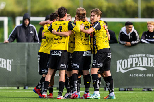 Häckens Semir Bosnic jublar med lagkamrater