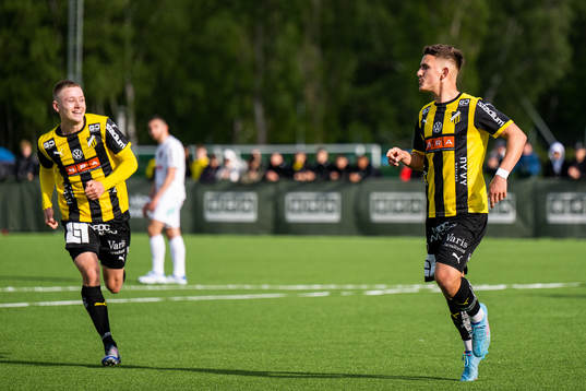Häckens Semir Bosnic jublar efter att han gjort 2-0 på straff