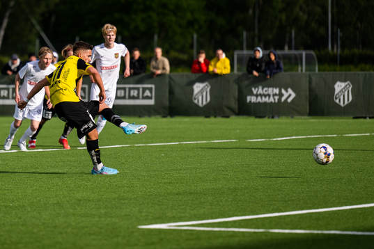 Häckens Semir Bosnic gör 2-0 på straff