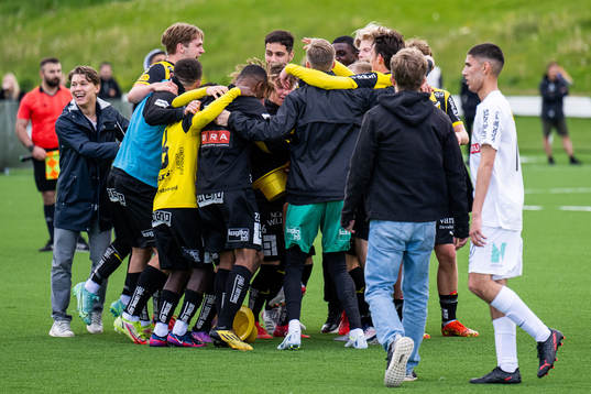 Häckens spelare jublar