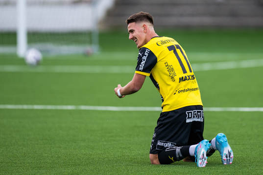 Häckens Semir Bosnic jublar på slutsignalen