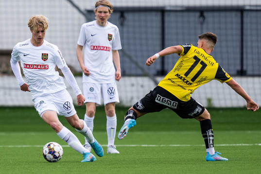 Brommapojkarnas Lucas Bergvall och Häckens Semir Bosnic