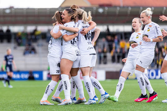 Häckens Johanna Ryttning Kaneryd jublar med lagkamrater efter att hon gjort 0-1