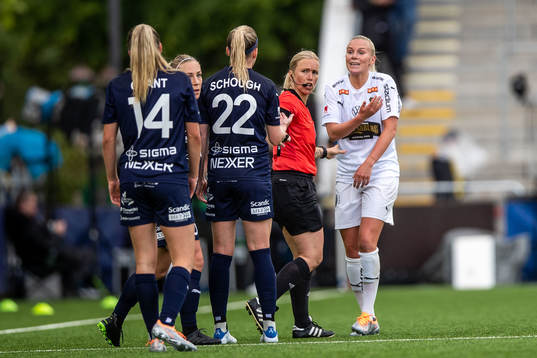 Domare Sara Persson och Häckens Josefine Rybrink