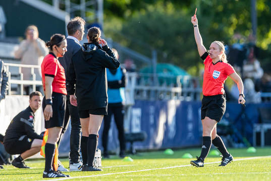 Häckens tränare Robert Vilahamn får rött kort av domare