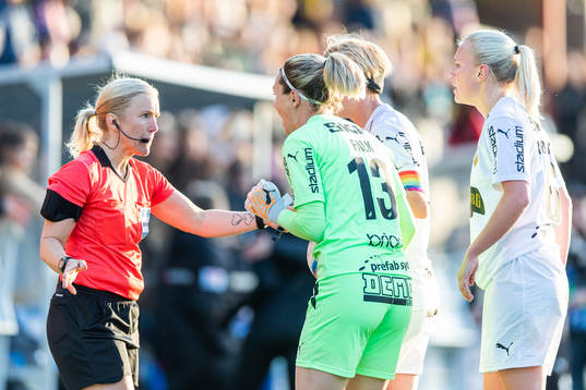 Häckens målvakt Jennifer Falk och Luna Nørgaard Gevitz