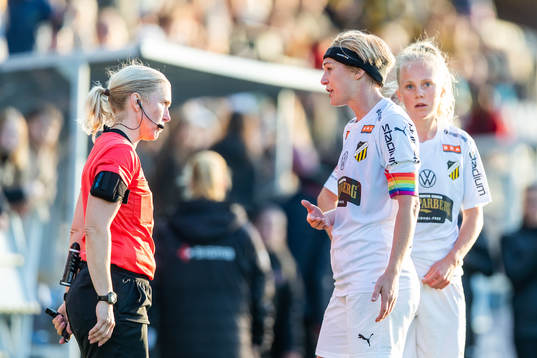 Häckens Luna Nørgaard Gevitz och Molly Johansson reagerar