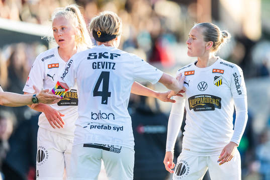 Häckens Filippa Curmark reagerar mot domare Sara Persson