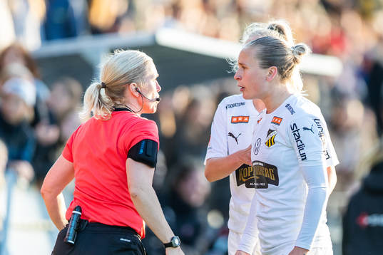Häckens Filippa Curmark reagerar mot domare Sara Persson