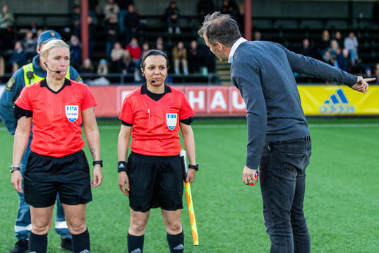 Häckens tränare Robert Vilahamn reagerar mot domare Sara Persson