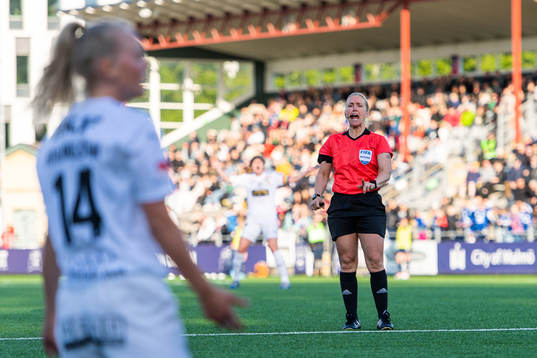 Häckens Molly Johansson och Domare Sara Persson