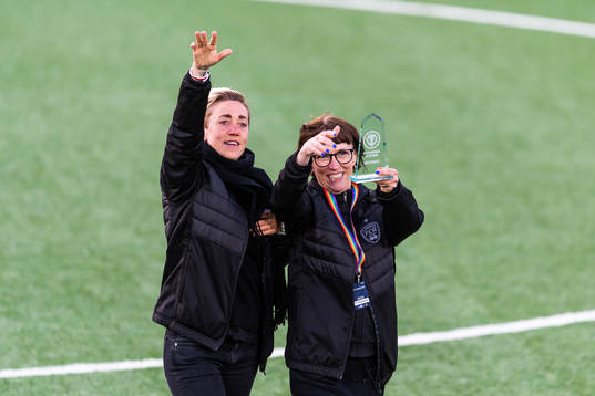 Rosengårds sportchef Therese Sjögran och klubbchef Jenny Damgaard jublar