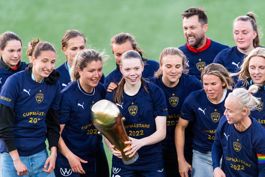 Rosengårds Bea Sprung jublar med pokalen