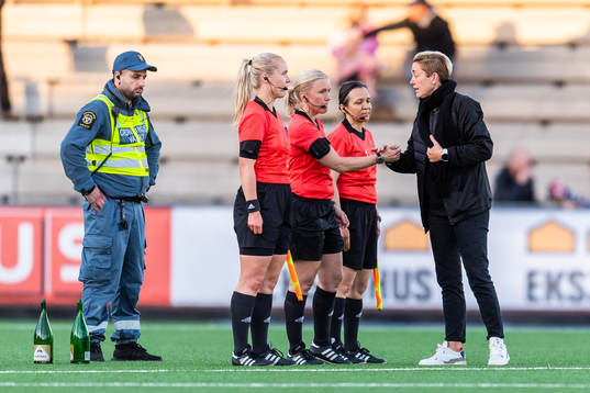 Domare Sara Persson och Rosengårds sportchef Therese Sjögran