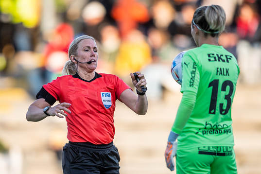 Domare Sara Persson och Häckens målvakt Jennifer Falk