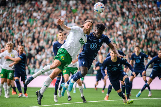 Hammarbys Björn Paulsen och Malmö FFs Malik Abubakari