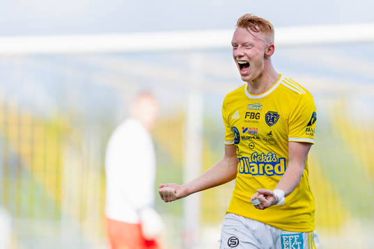 Falkenbergs Wilhelm Ärlig jublar efter 1-1