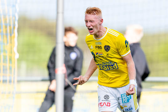 Falkenbergs Wilhelm Ärlig jublar efter 1-1