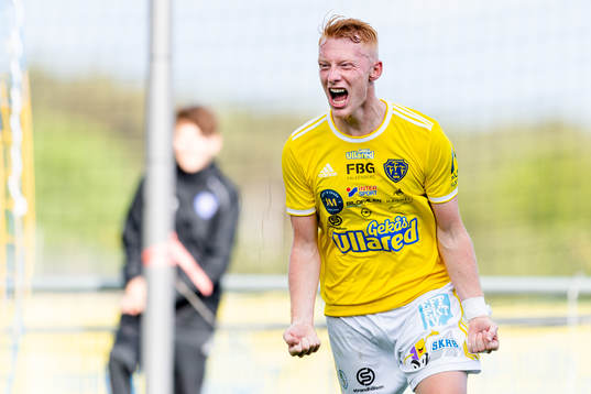 Falkenbergs Wilhelm Ärlig jublar efter 1-1