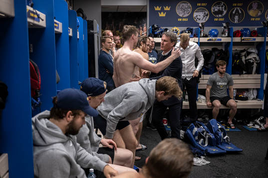 Head coach Johan Garpenlöv embrace Carl Klingberg of Sweden