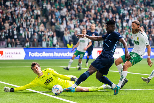 Malmö FFs Malik Abubakari med en chans framför Hammarbys