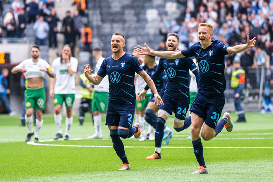 Malmö FFs Eric Larsson, Hugo Larsson och Lasse Nielsen jublar