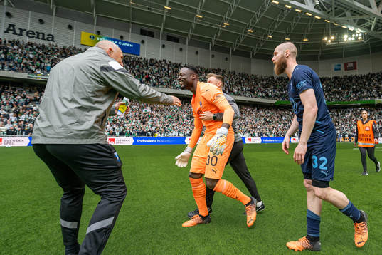 Malmö FFs målvakt Ismael Diawara och Jo Inge Berget jublar
