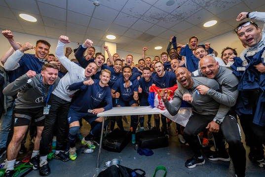 Malmö FFs spelare och ledare jublar i omklädningsrummet