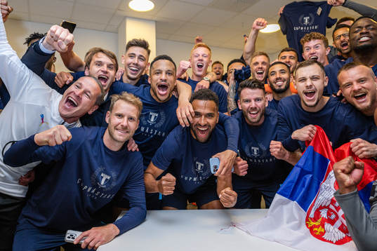 Malmö FFs spelare och ledare jublar i omklädningsrummet
