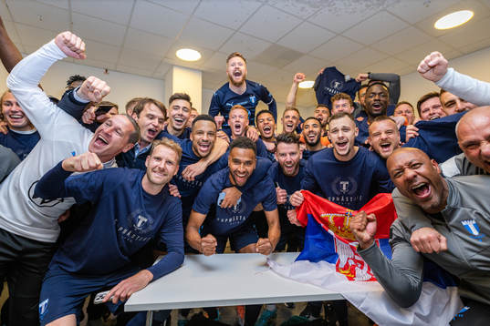 Malmö FFs spelare och ledare jublar i omklädningsrummet