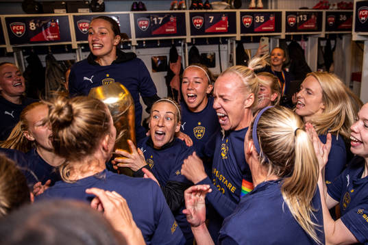 Rosengårds Mia Persson och Caroline Seger jublar med lagkamrater