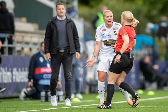 Häckens Josefine Rybrink och domare Sara Persson