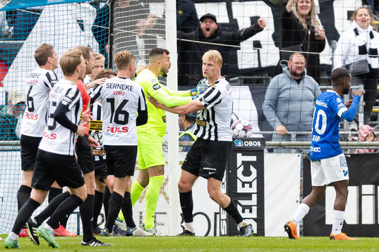 Landskronas målvakt Amr Kaddoura och Viktor Wihlstrand jublar efter räddad straff
