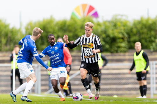 Trelleborgs Fritiof Björkén och Mohammed Saeid i en kamp