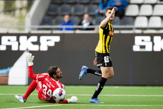 Häckens Alexander Jeremejeff jublar efter 1-0 bakom Sirius målvakt Tommi Vaiho