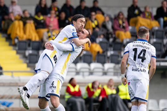 Sirius Yukiya Sugita och Adam Hellborg jublar efter 2-2