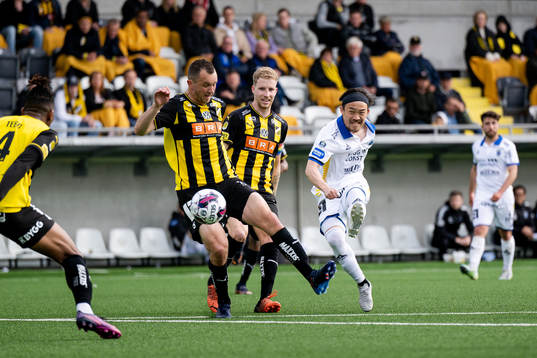 Sirius Yukiya Sugita gör 2-2 bakom Häckens Even Hovland och Samuel Gustafson
