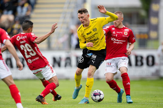 Kalmars Romario Pereira Sipiao och Isak Jansson i en kamp