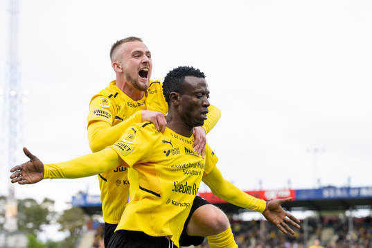 Mjällbys Silas Nwankwo och Albin Mörfelt jublar efter 1-0