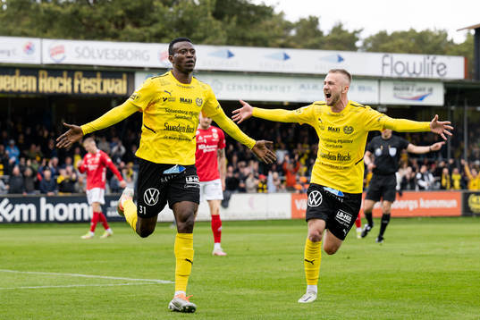Mjällbys Silas Nwankwo och Albin Mörfelt jublar efter 1-0