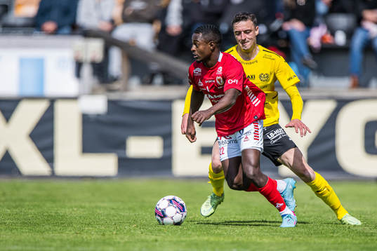 Kalmars Nahom Girmai Netabay och Mjällbys Jetmir Haliti