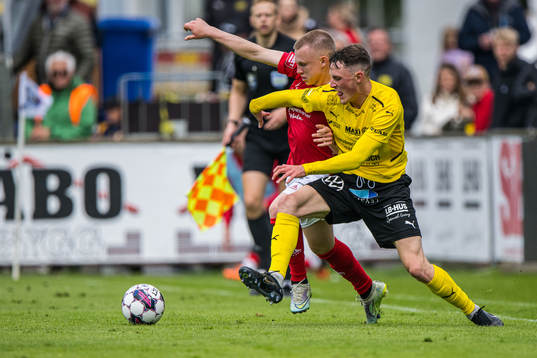 Kalmars Isak Jansson och Mjällbys Noah Persson