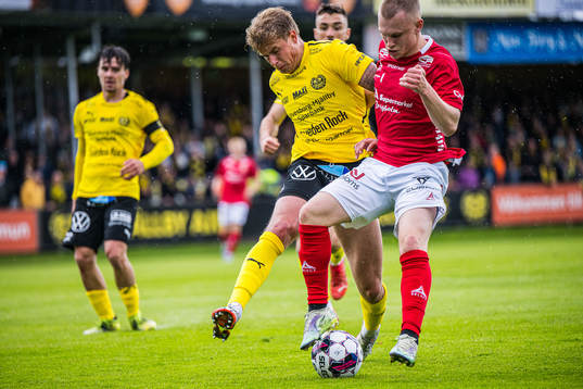 Kalmars Isak Jansson och Mjällbys Magnus Wørts