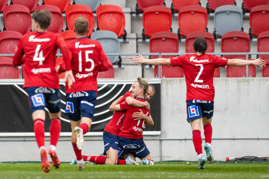 Östers Isak Magnusson jublar efter 2-0