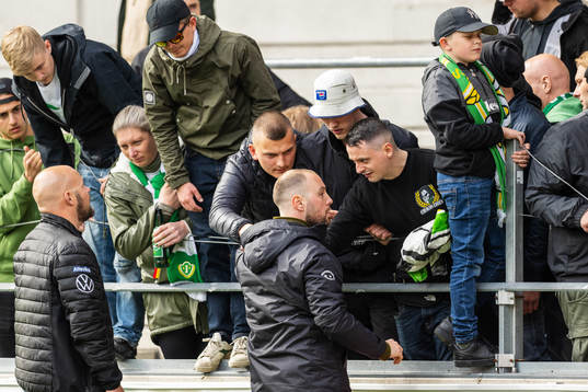 Jönköpings lagledning samtalar med fansen